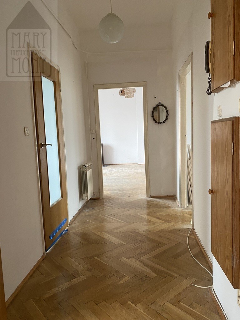 W kamienicy apartament na Mokotowie. 3 pokoje