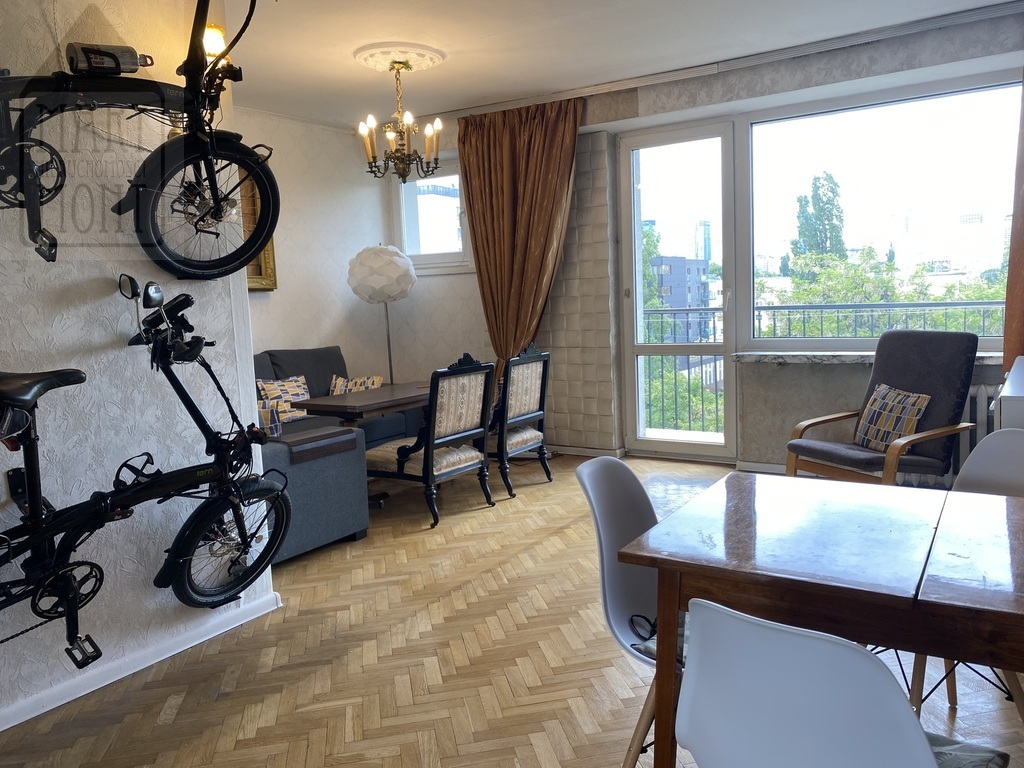 2 pokoje z oddzielną widną kuchnią. Balkon